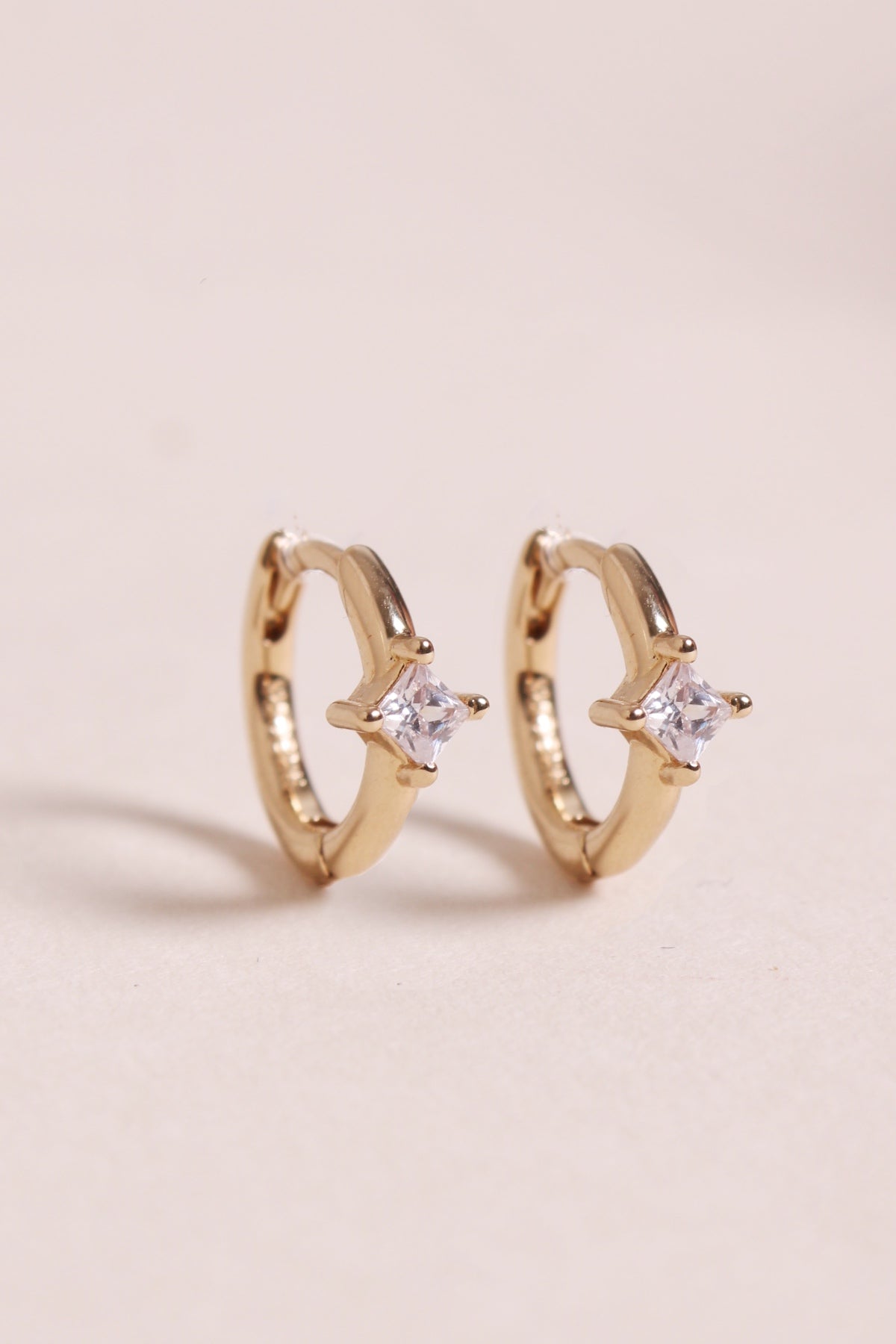 Boucles D'oreilles Créoles Plaqué Or 18K Avec Zircon Et Nacre - Marque Tres.Or - Neuves Avec étiquettes